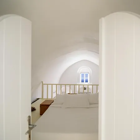 Villa Revelis & Canava Fira (Santorini)