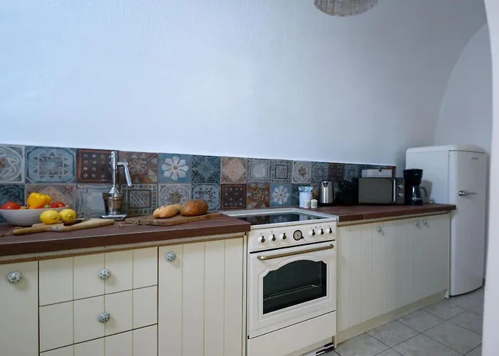 Revelis & Canava * ثيرا