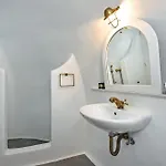 Revelis & Canava Villa Fíra