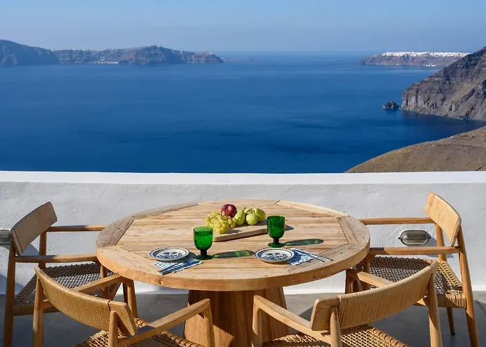 Villa Revelis & Canava Fira (Santorini)