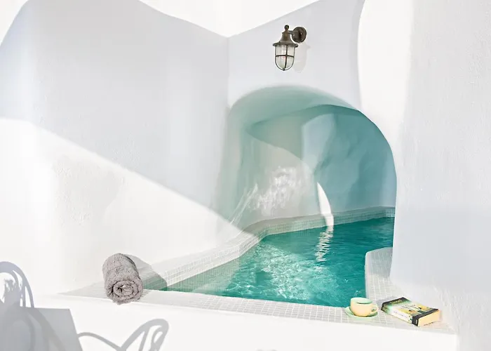 Villa Revelis & Canava Fira (Santorini)