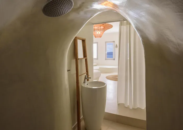 Villa Revelis & Canava Fira (Santorini)